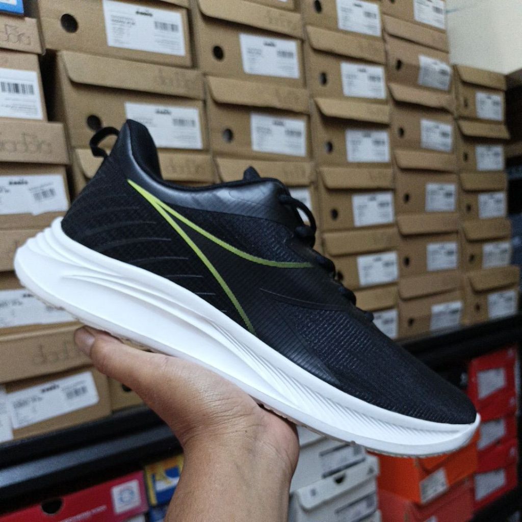 Sepatu Olahraga Pria Diadora Michael Black Original Resmi Sport Station