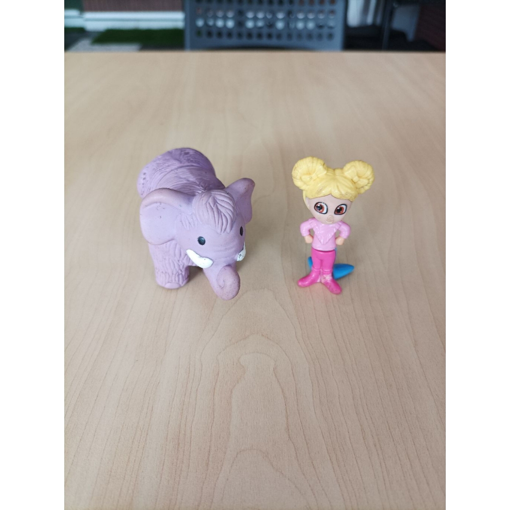 mainan Mammoth Texas Chicken dan duyung Kinder Joy