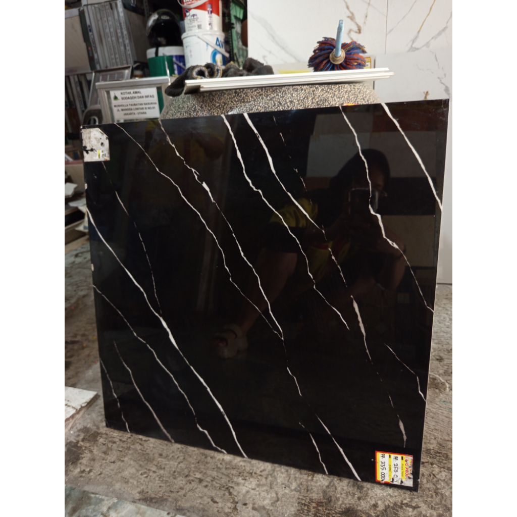 GRANIT GLASS POLISHED HITAM CORAK PUTIH 60X60