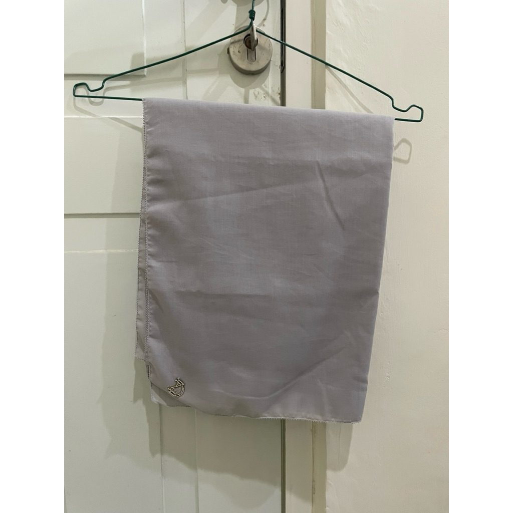 Preloved Hijab/Kerudung Segi Empat Bahan Voile warna Grey Abu merk Zyta Delia ukuran 115x115 cm