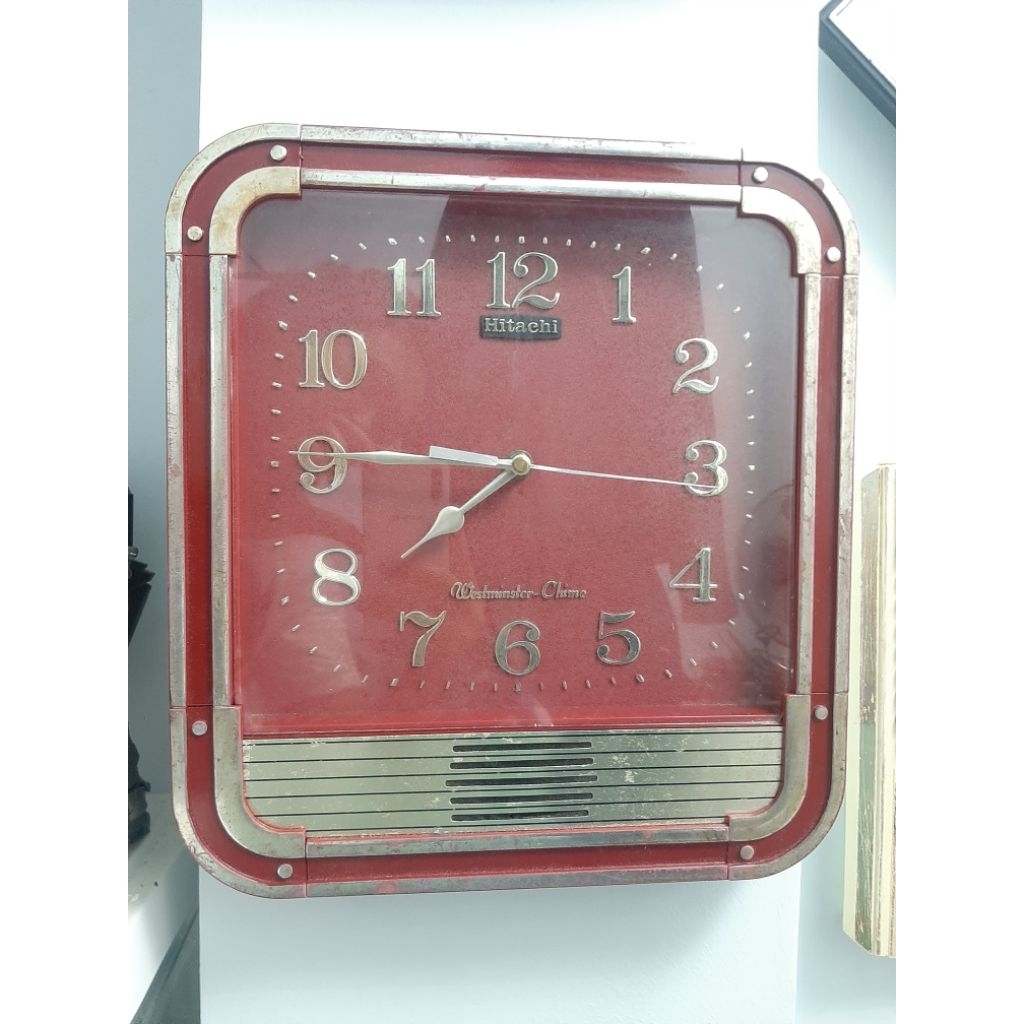 jam dinding melody merk Hitachi.
