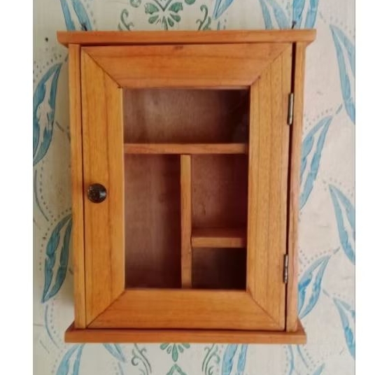 Kotak P3K kayu / Tempat penyimpanan obat / Kotak P3k