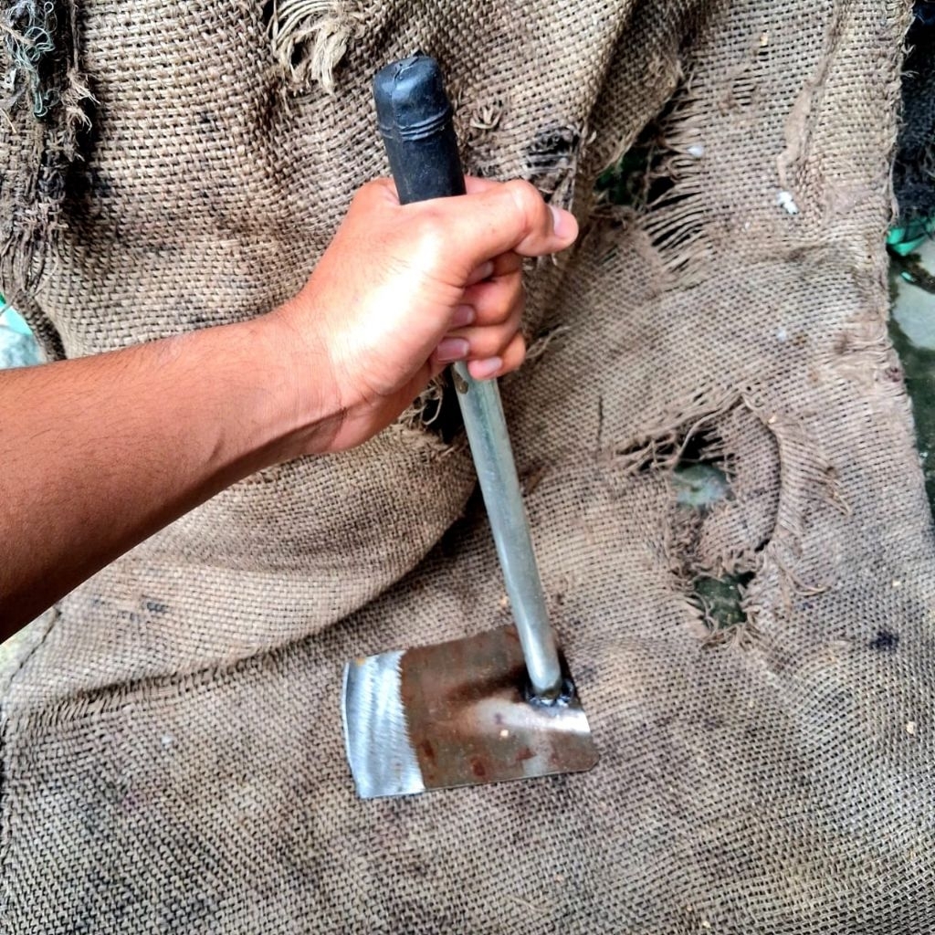 Cangkul Mini pembersih rumput lumut koret suket gagang pipa besi serbaguna kuat praktis