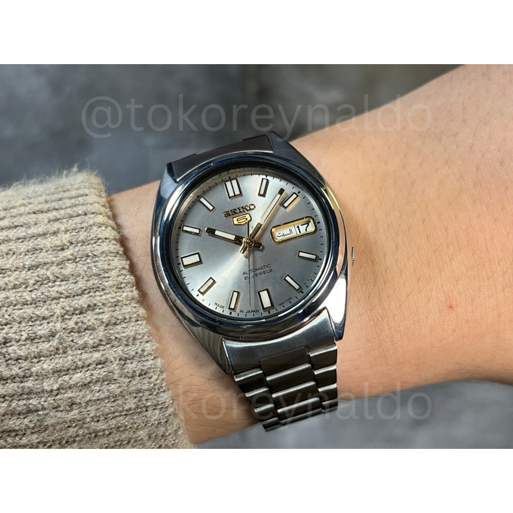 JAM TANGAN SEIKO 5 SNXS75J1 “JDM” SS SILVER SUNBURST DIAL ARABIC DAY LX2040