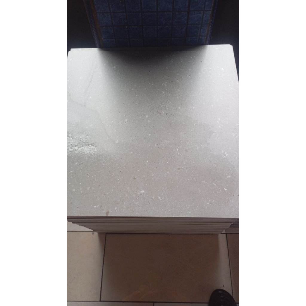 Ubin Keramik Lantai 60x60cm Krem Ivory Polos - Finishing Glossy, Tekstur Serat, Permukaan Licin