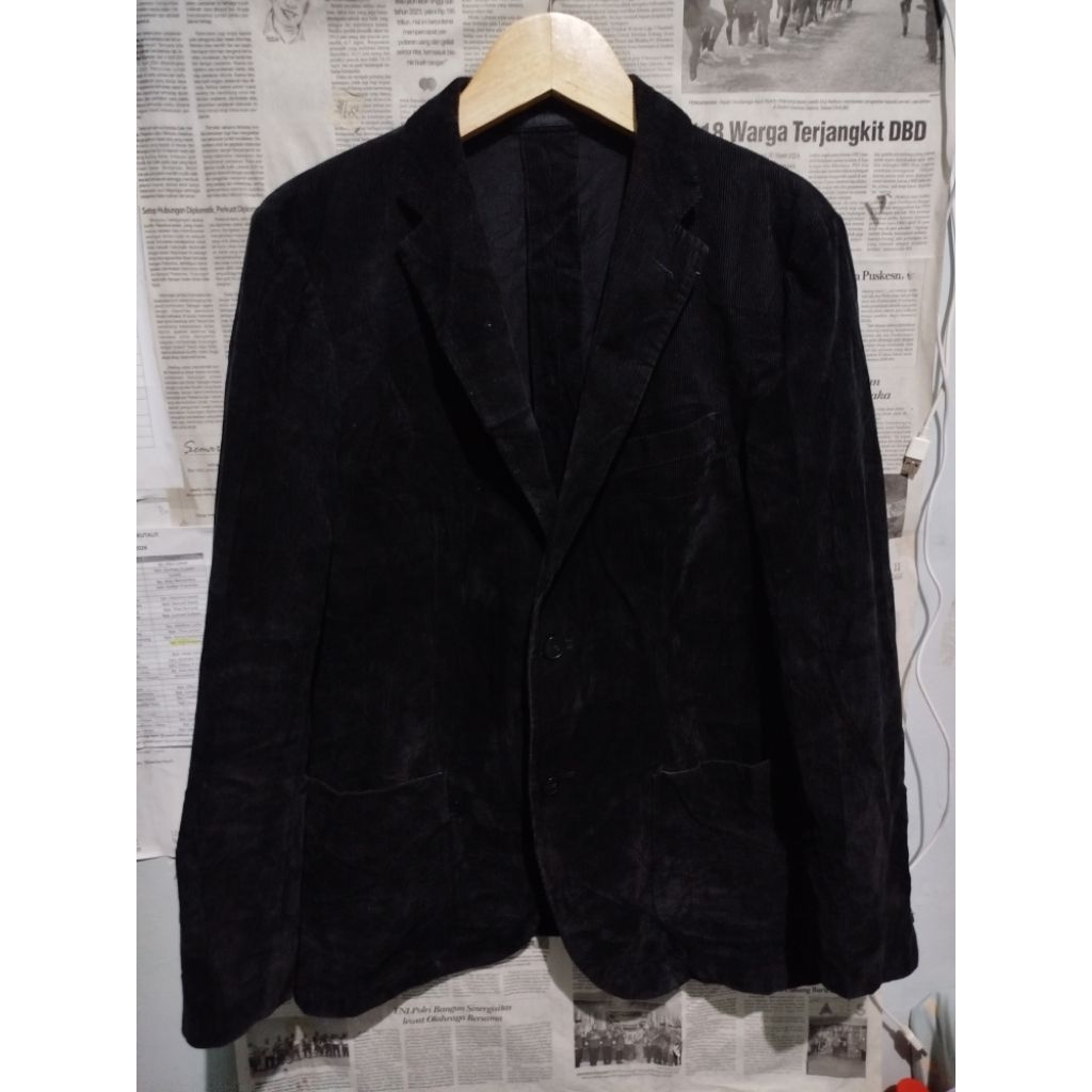 Jas Hitam Corduroy UNIQLO