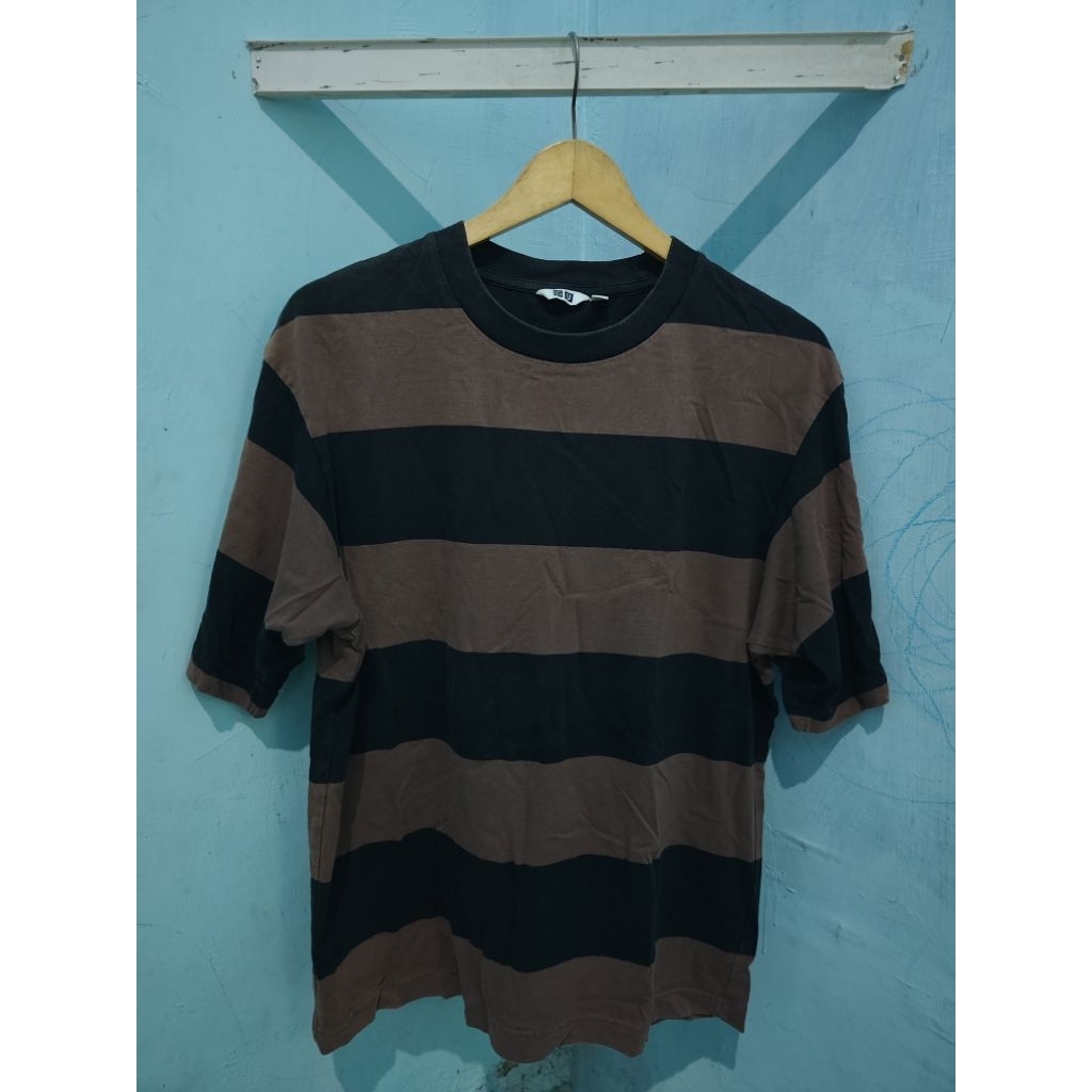 Kaos UNIQLO salur oversize
