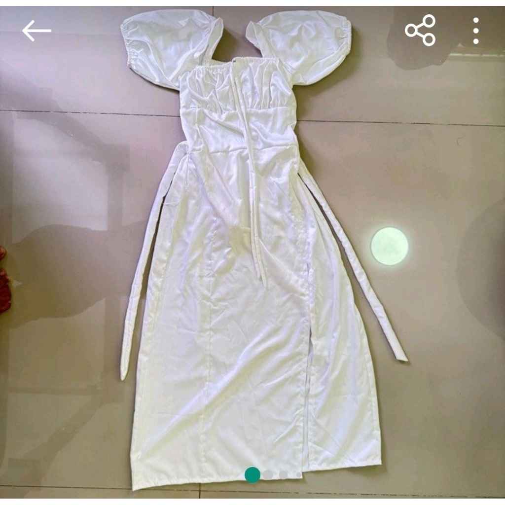 Gaun panjang satin putih