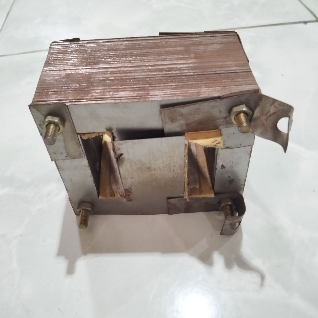Jual Kern Trafo Besi Tembaga Besar Bekas Berat 4,3 Kg Ukuran 11,4 x 9,5 x 6,4 cm