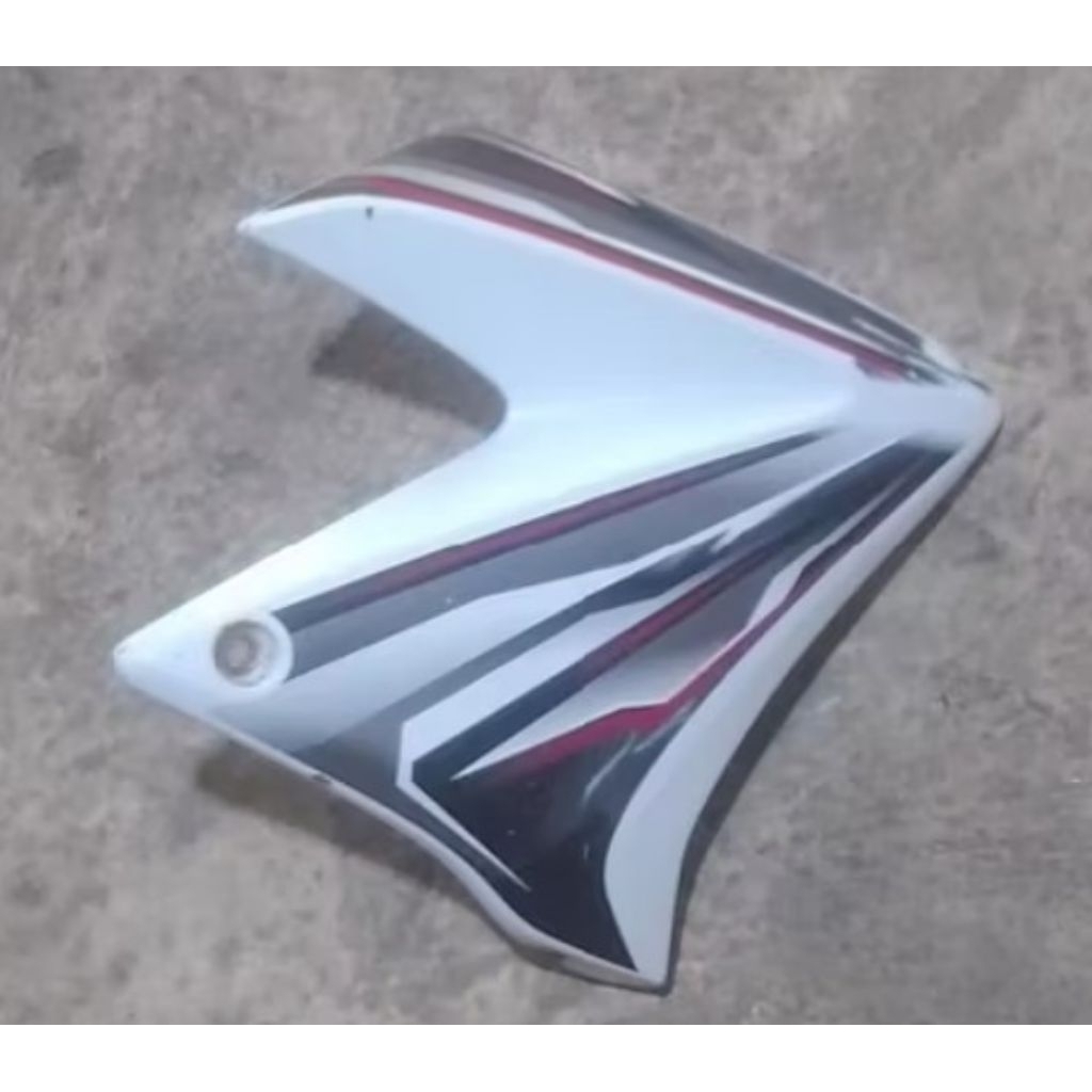 Kupingan sayap tangki Vixion old 1Set komplit striping Second Original