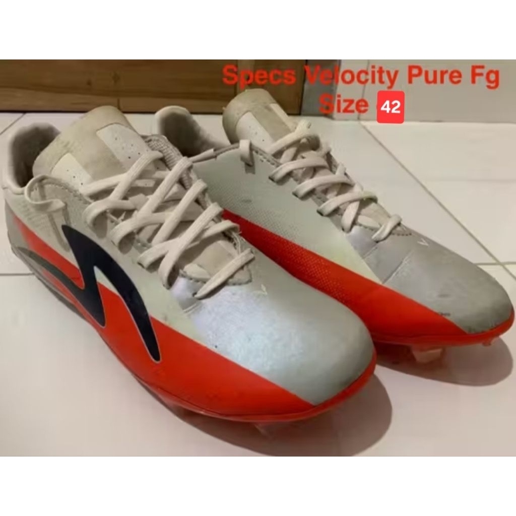 sepatu sepak bola specs