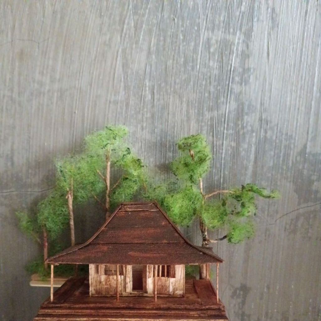 Rumah Adat Joglo dengan Background Pepohonan Hijau