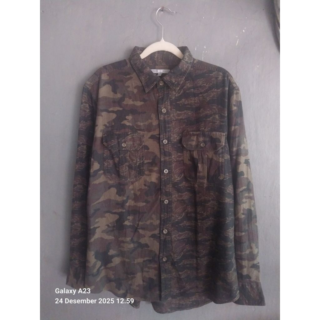 Kemeja Flanel uniqlo motif camo/army size M