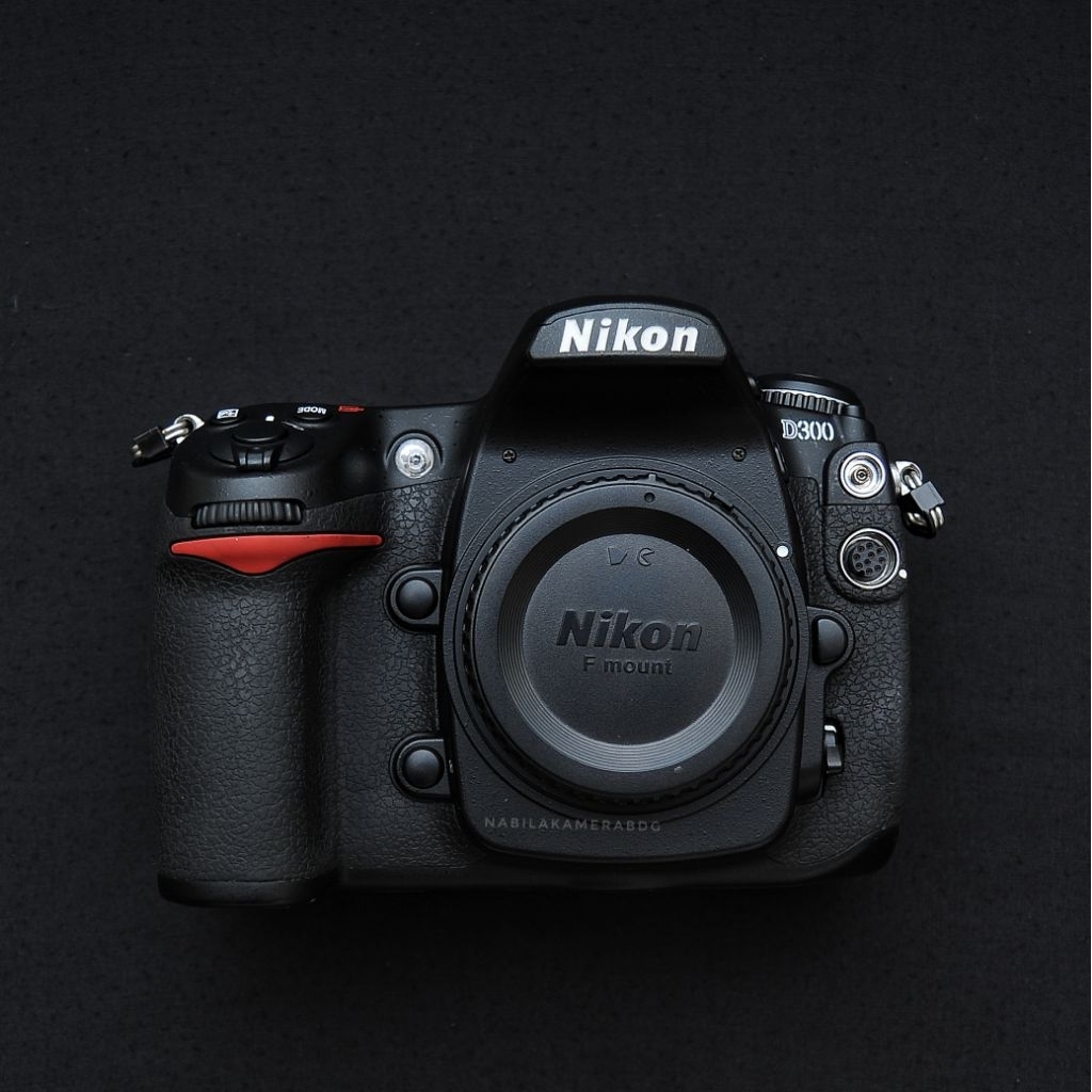 NIKON D300 SEMIPRO BODY ONLY MULUS