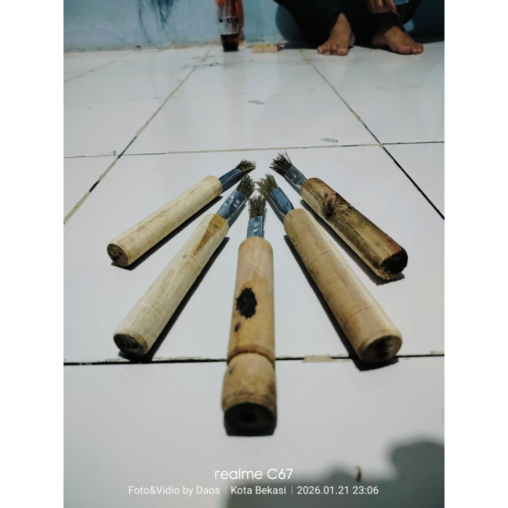 Sikat kawat gagang kayu , Sikat kawat serbaguna dengan gagang kayu.
