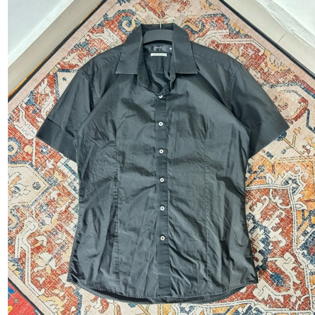 KEMEJA PENDEK EZIO HITAM