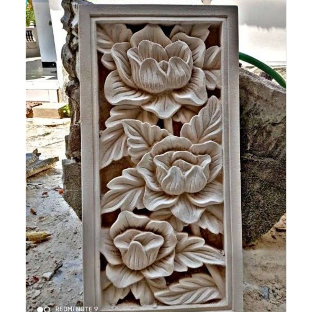 relief ukir batu paras motif bunga mawar