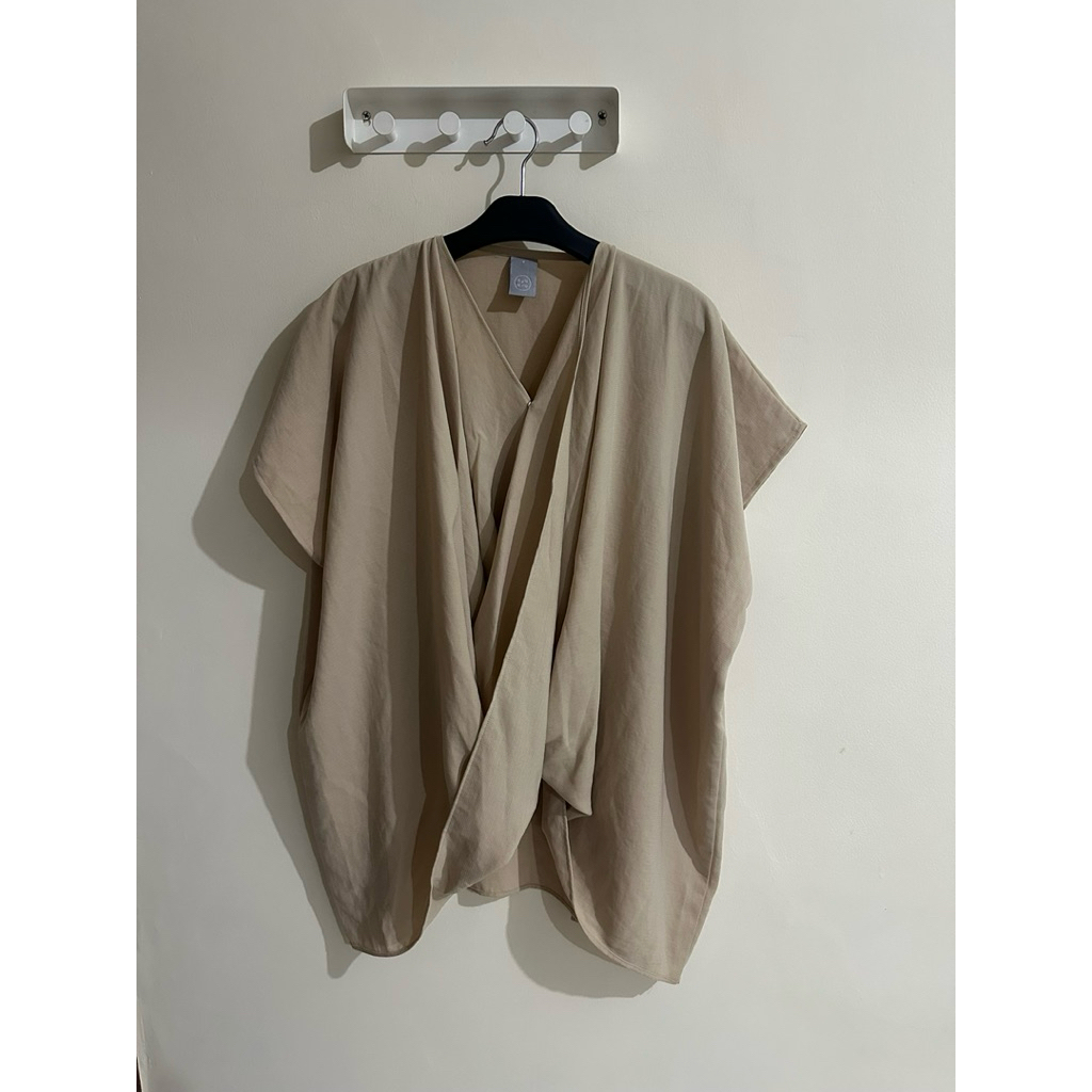 Cotton Ink Studio Draped Cream Blouse - Cottonink Atasan V Neck Lengan Pendek Aesthetic Beige Batwin