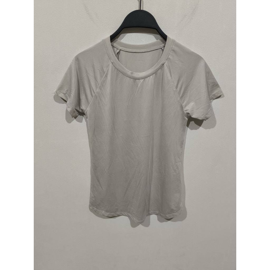 Preloved Kaos Olahraga Wanita Dryfit