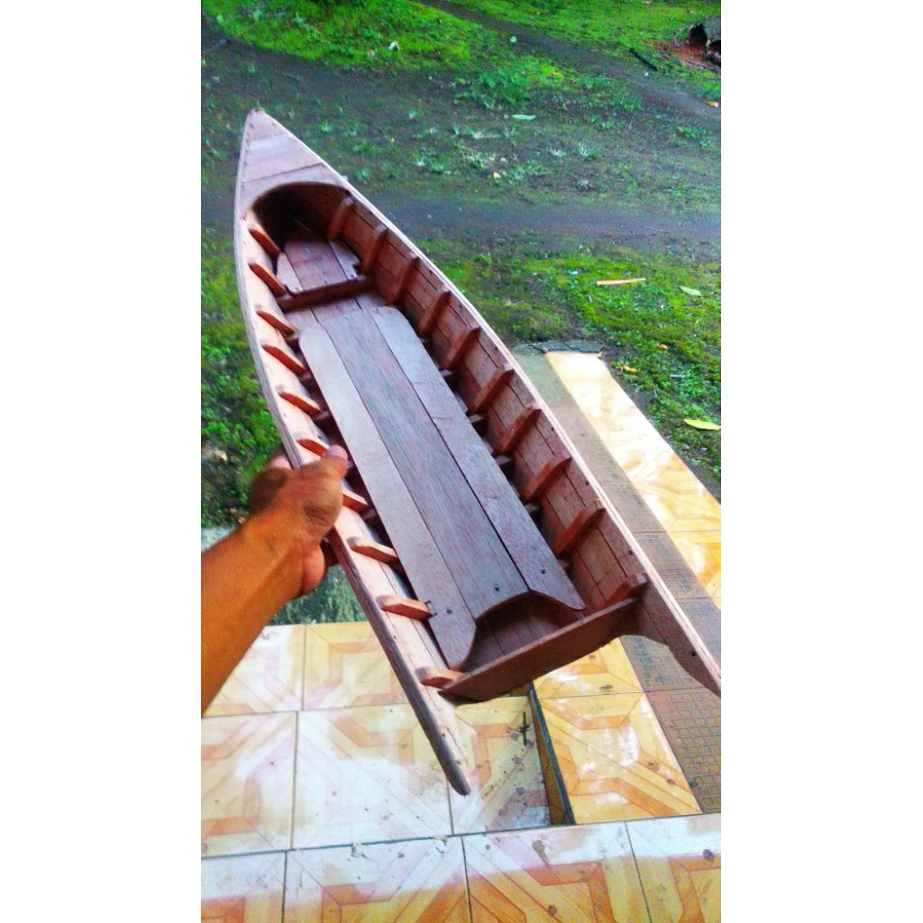 Miniatur Perahu nelayan dari kayu solid
