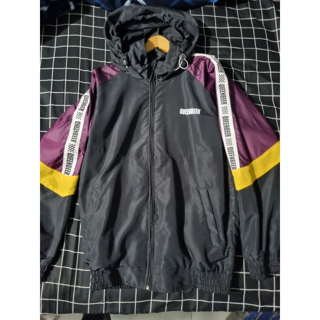 Jacket WB QueenBeer size s luar | DREAMBIRDS 1 Set Windbreaker dan Joger Pants size M 2nd