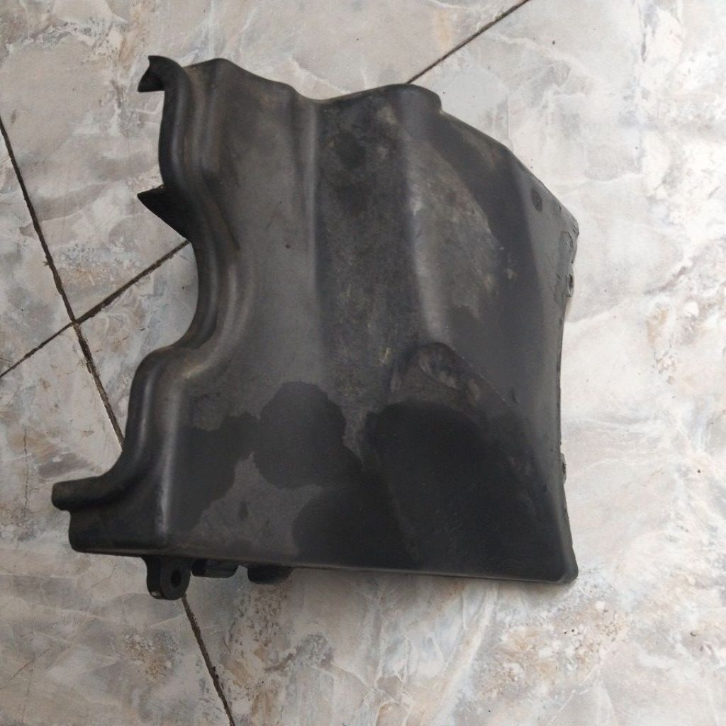 COVER MESIN KANAN ORI SPIN 125 SECOND