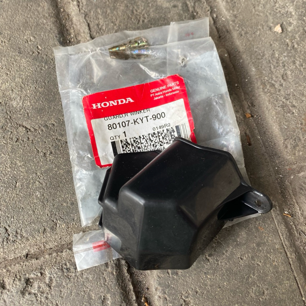 80107 KYT 900 COVER DUDUKAN SEIN BELAKANG KANAN HONDA SCOOPY KARBU ORIGINAL AHM