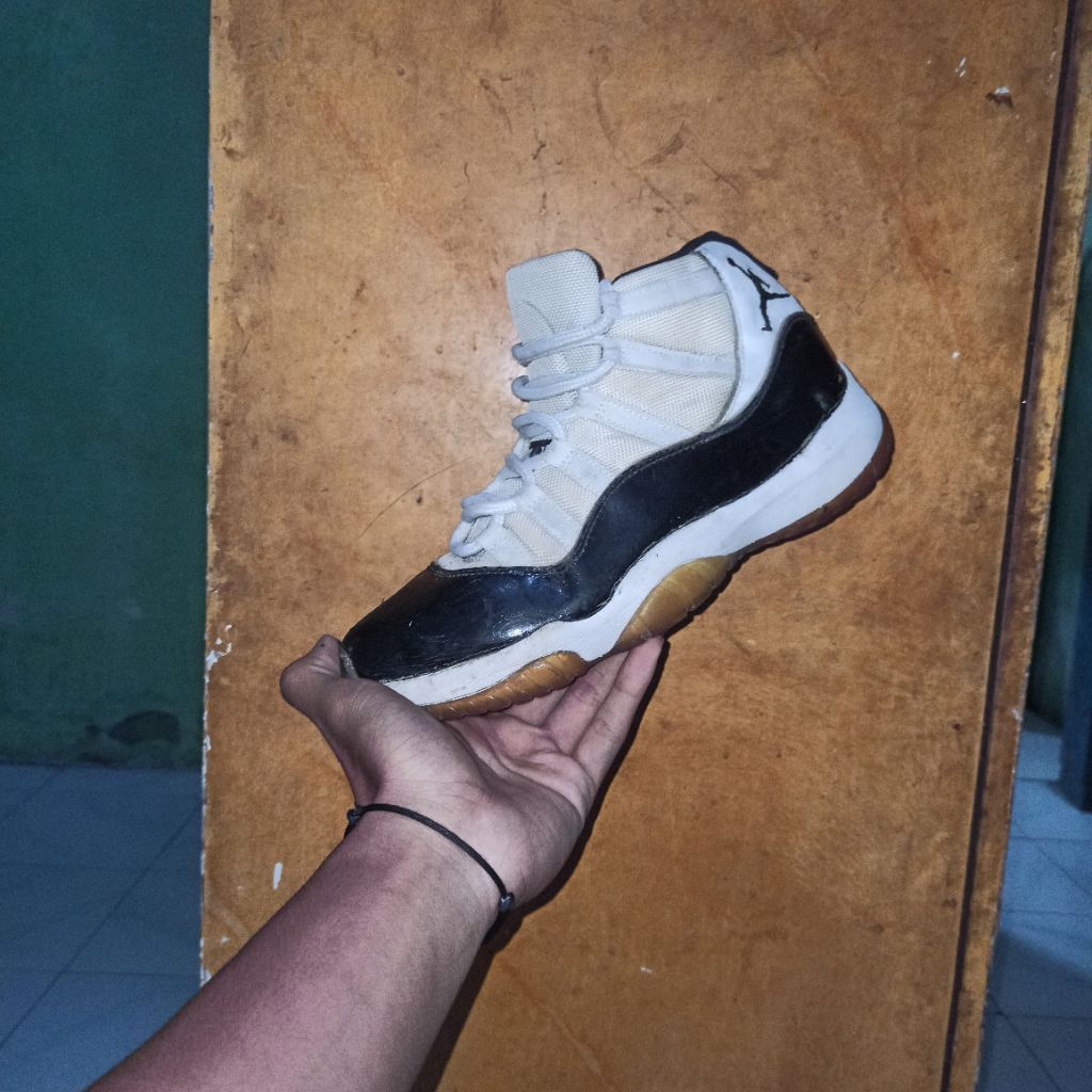 sepatu second minus lem basket jordan 11 size 40