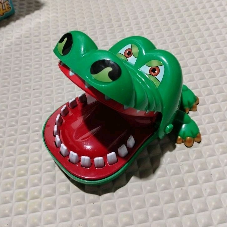 Mainan Anak Lucu - Gigitan Krokodil Hijau dengan Mata Merah dan Gigi Putih untuk Hiburan