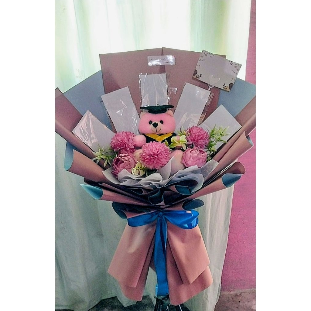 Buket   boneka wisuda dan rangka uang kosong