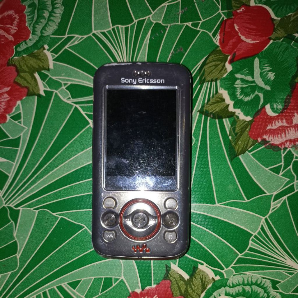 Sony Ericsson W395 Bahan