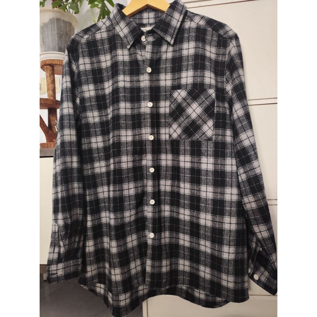 Kemeja pria/ kemeja kotak-kotak/ kemeja kotak-kotak hitam putih/ preloved