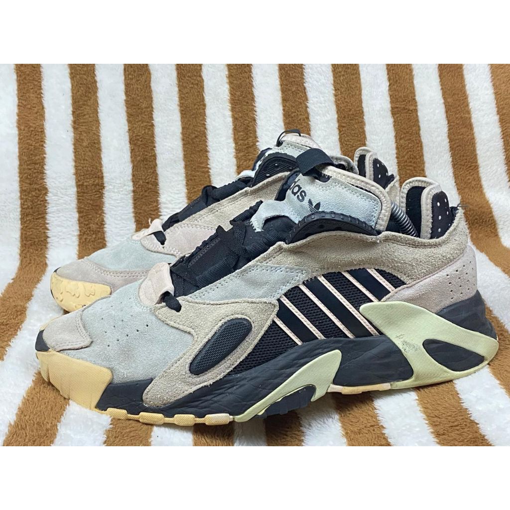 Sepatu adidas /42,5 : 27cm