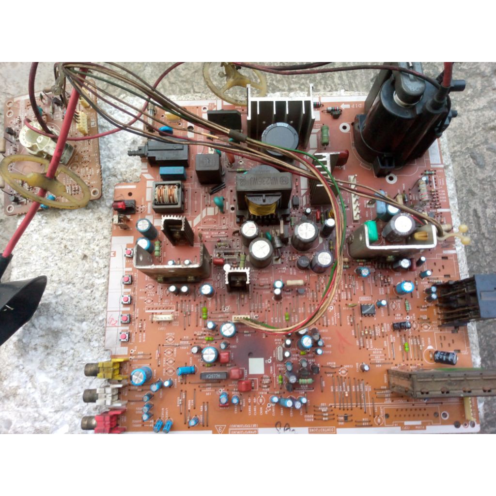 Mesin TV tabung cembung 21inc merk sharp, normal.