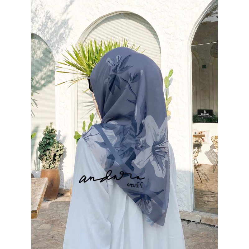 Hijab Voal Segiempat motif bunga warna grey blue 115x115