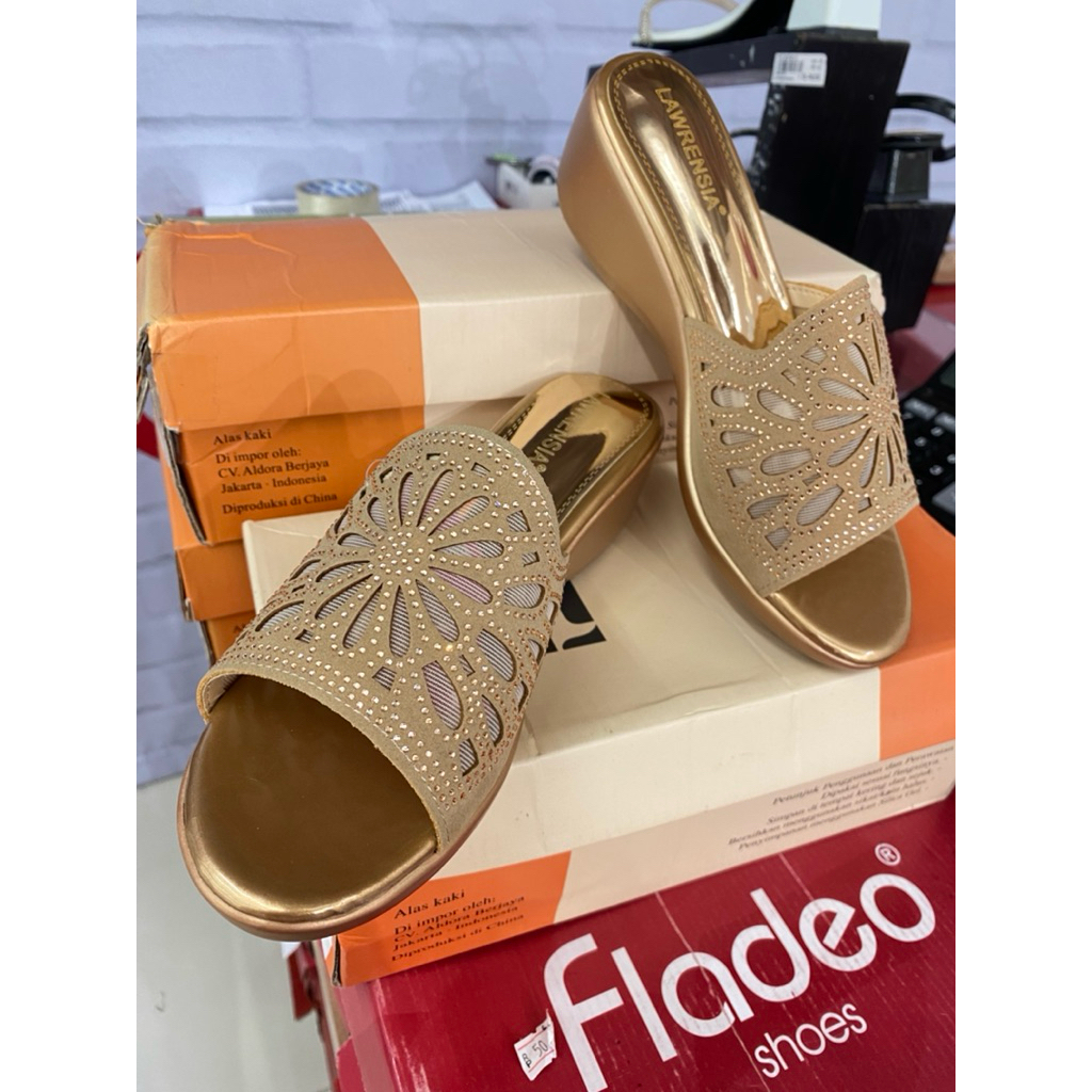 Lawrensia Wedges aksesoris blink-blink