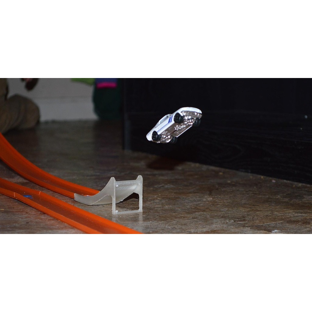 Mainan Hot Wheels Jump Track – Lintasan Lompatan Aksi untuk Mobil Hot Wheels