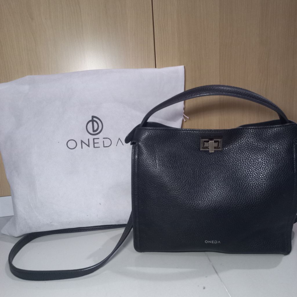 Preloved Tas ONEDA Hitam Slempang