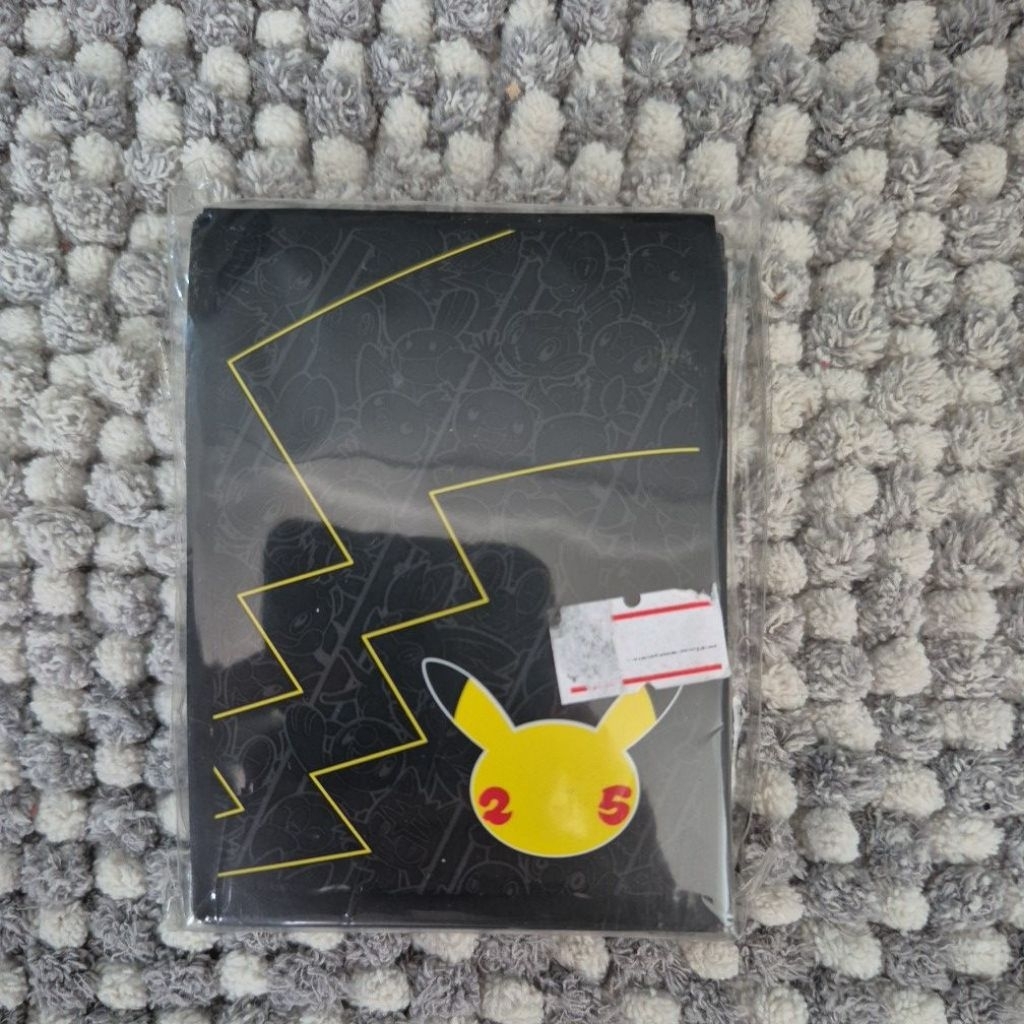 POKEMON CARD SLEEVE - PIKACHU 25TH CELEBRATIONS