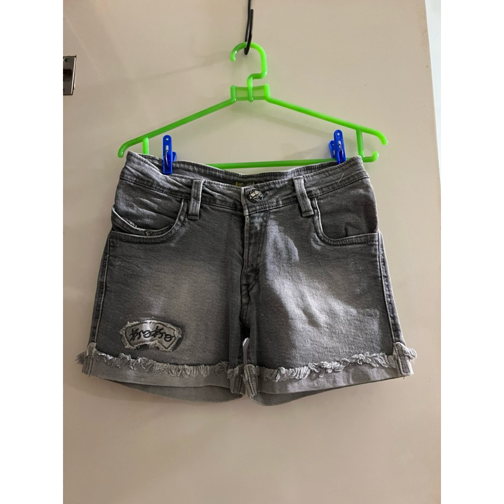 Celana Pendek Wanita Warna Abu - Abu Bahan Jeans