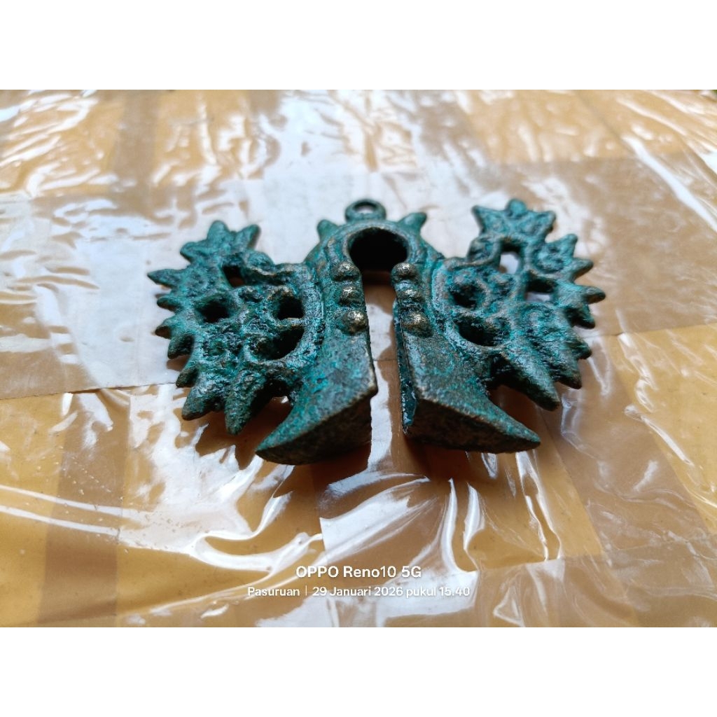 Liontin perunggu kuno temuan