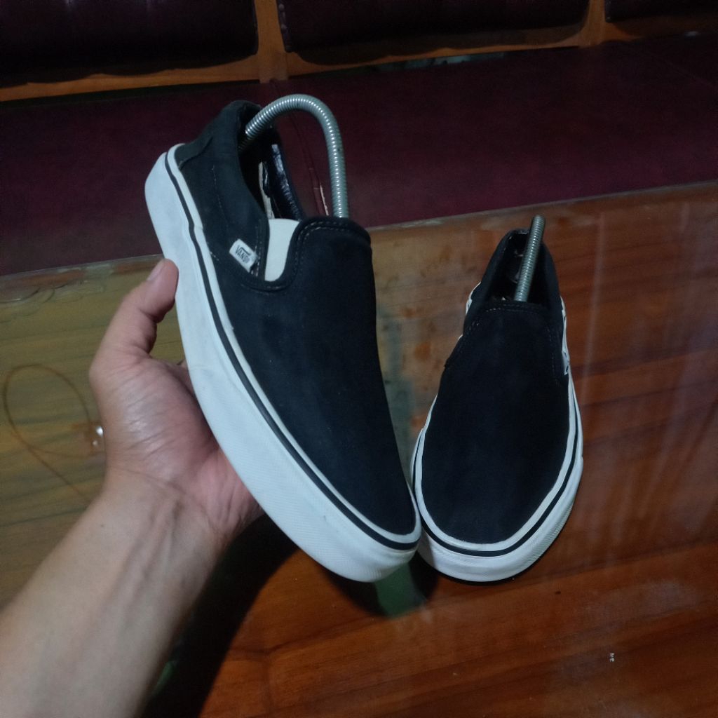 VANS SLIP ON SEPATU SECOND BRANDED SNEAKERS PRIA WANITA