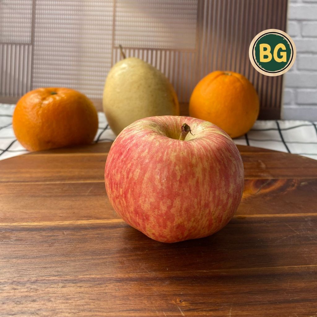 buah apel, pir, jeruk mandarin, belimbing,jambu biji(per buah)