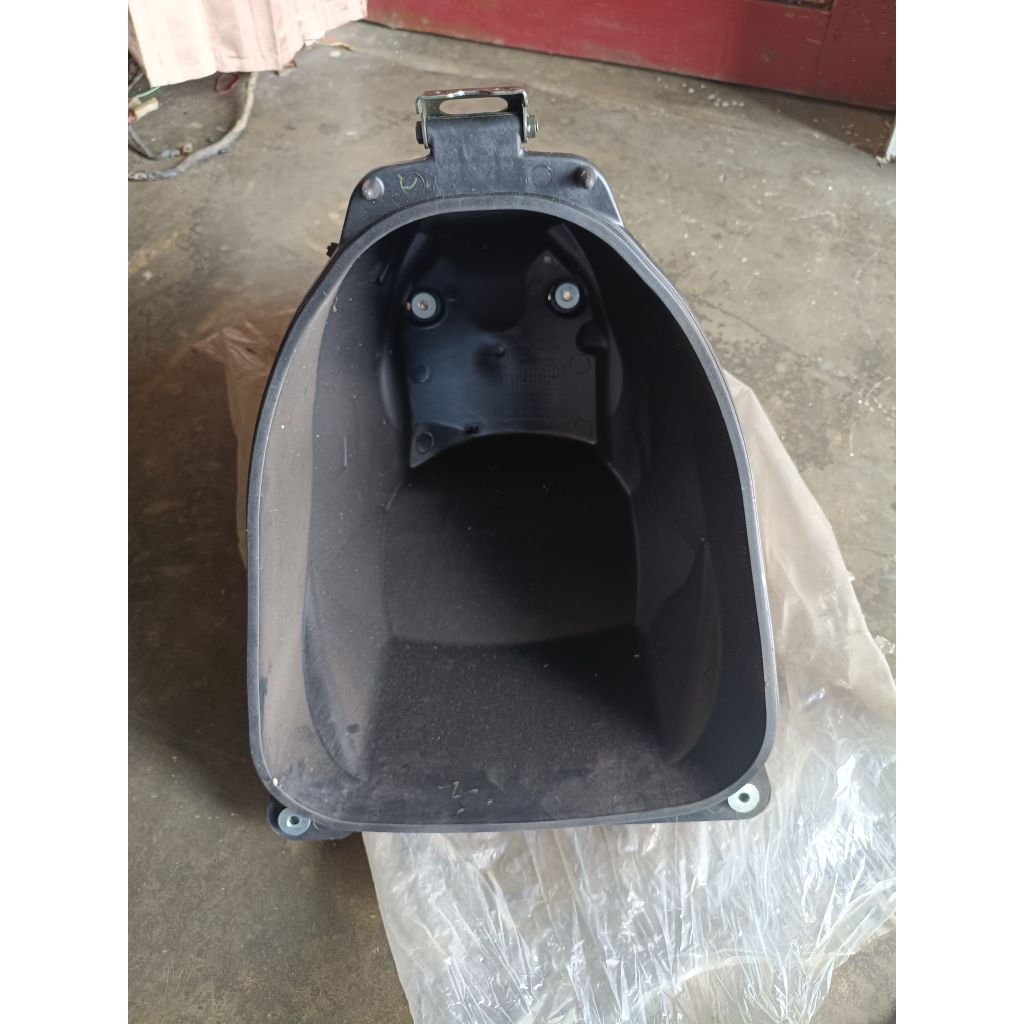 box bagasi bawah jok honda supra 125 FI (helm in) KYZ. original AHM