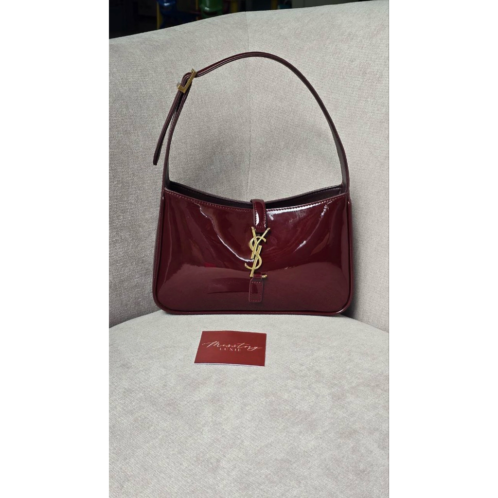 TAS WANITA Y5L HOBO MAROON GLOSSY