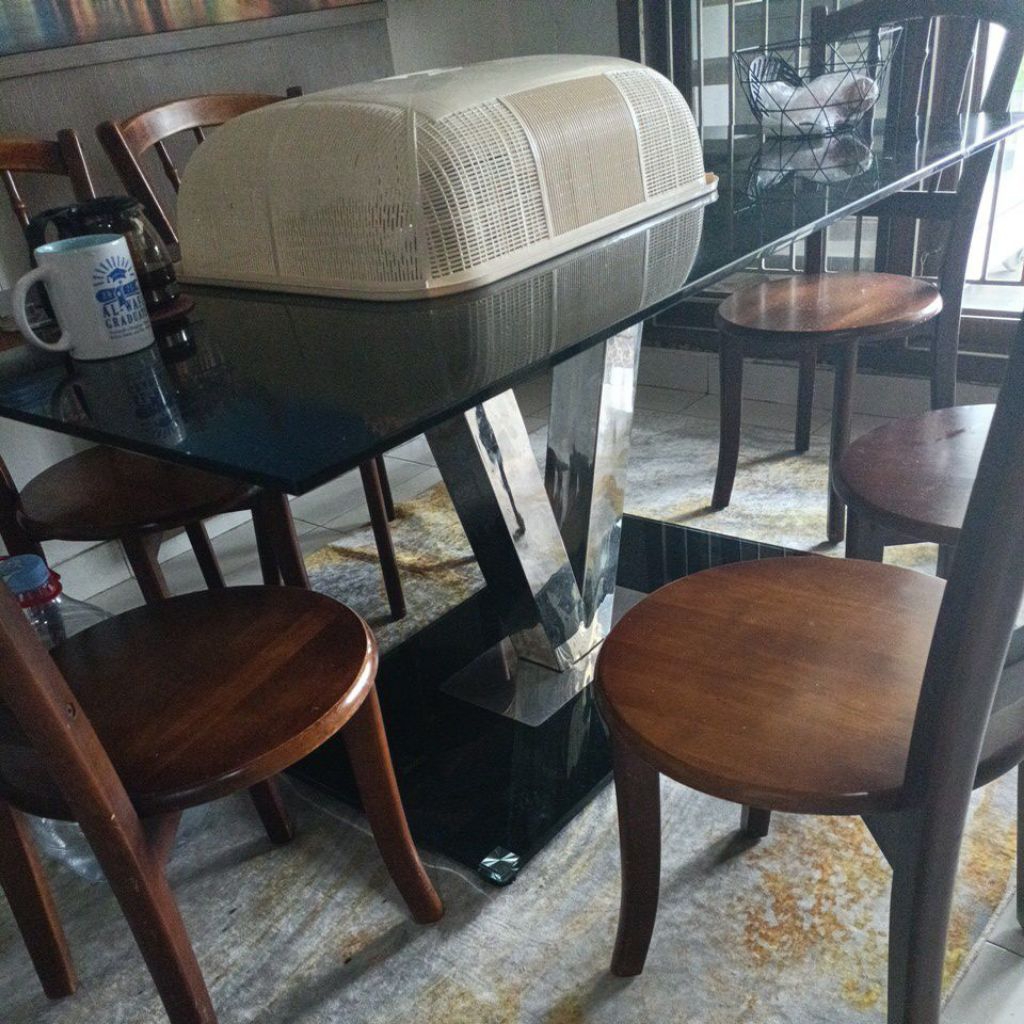 meja makan bekas hitam tempered glass