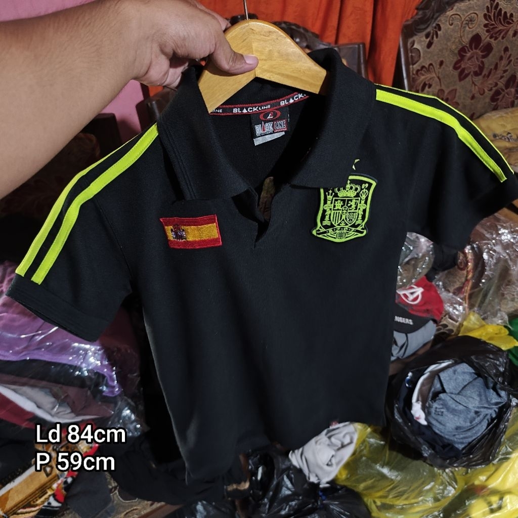 kaos polo Spanyol