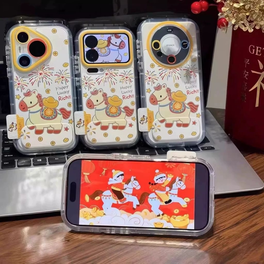 Casing HP Motif Kuda Pembawa Rezeki dengan Emas Batangan Tema Tahun Baru Pelindung untuk iPhone/Huaw