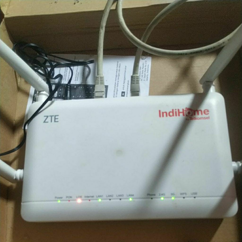 ZTE F6600P lengkap adaptor, garansi nyala dan normal. Unit masih mulus putih.
