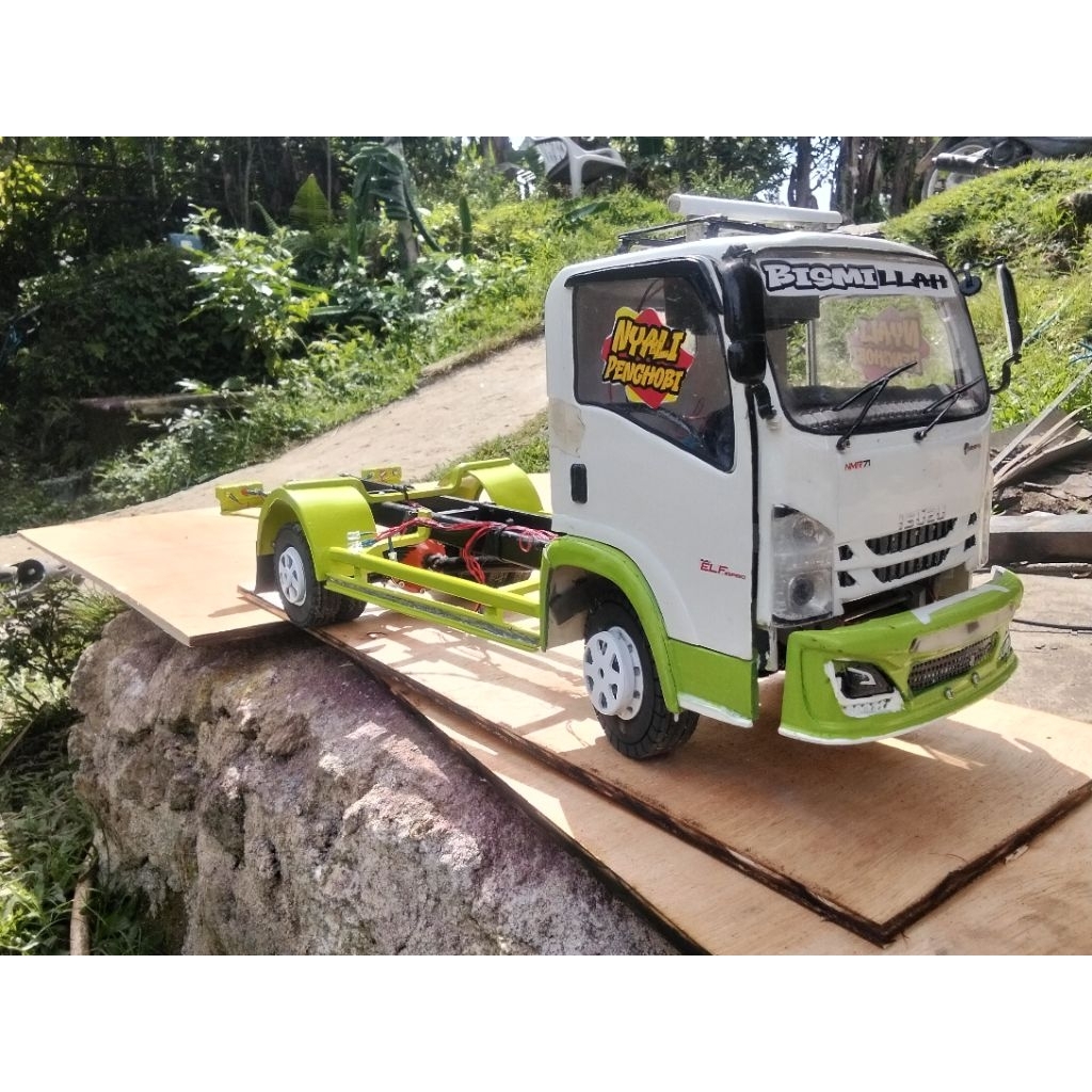 miniatur truk Isuzu Elf RCtruk